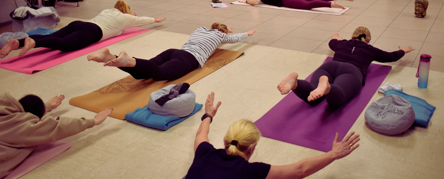 Stefanie Kurth Yoga Klasse, Frauen liegen auf dem Bauch