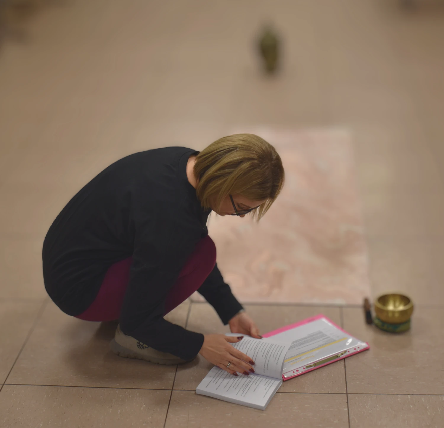 NUR YOGA! Stephanie Kurth blättert die Buchseite um