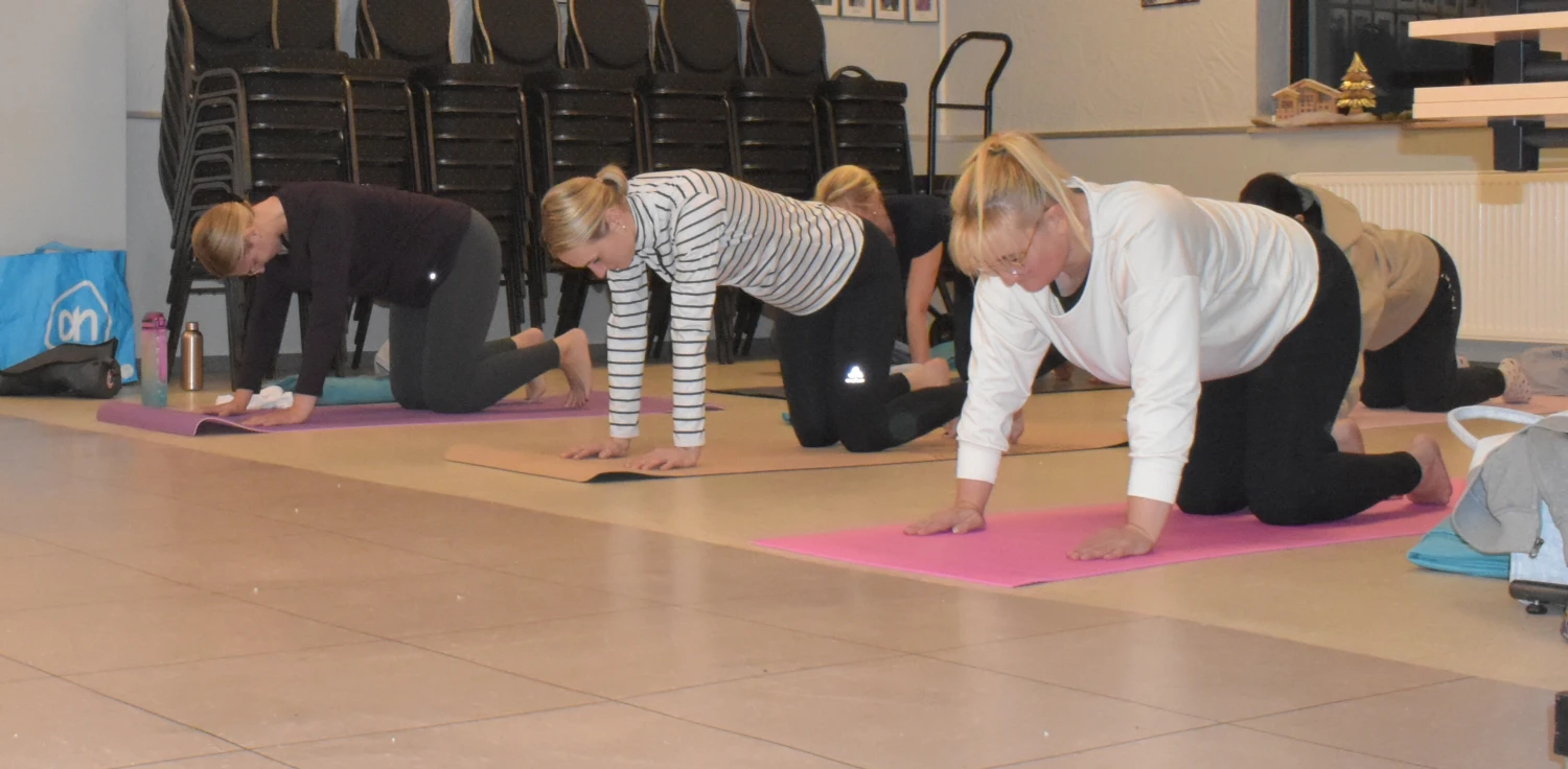 Stefanie Kurth macht Yoga